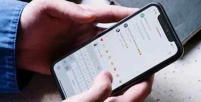pause Instagram reels while reading comments