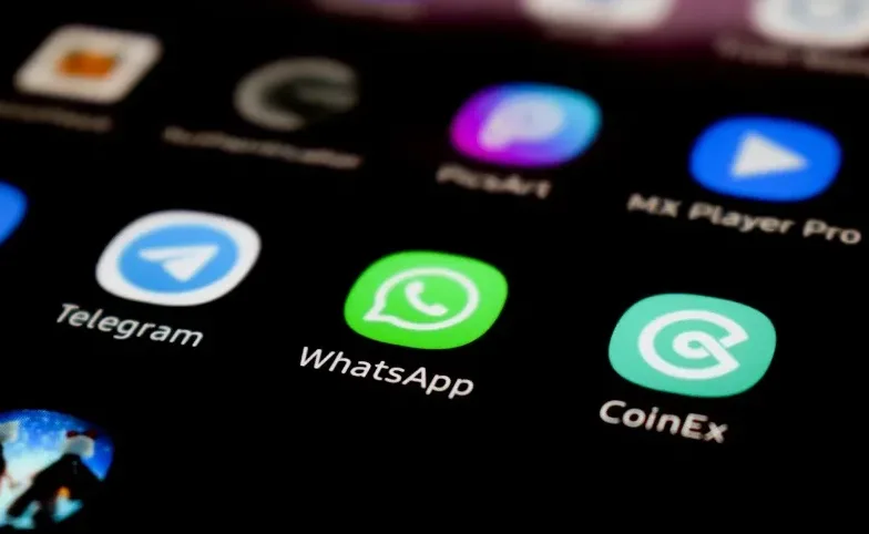 WhatsApp New Feature live translation and voice message transcription